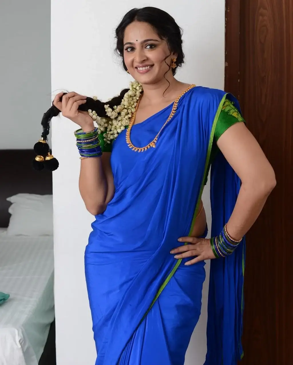 SOUTH INDIAN MODEL ANUSHKA SHETTY STILLS IN BLUE SAREE 4